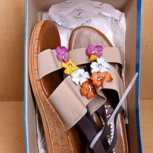 BRAND NEW Italian Shoemakers Sandals Flowers Decoration Size 9
